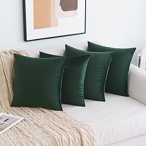 Forest Green Wohnzimmer einrichten: Quiet Luxury mit Gold-Akzenten a9ff40ae 9d43 4064 a527 9a56380a0de5. cr0,0,1600,1600 pt0 sx300 v1