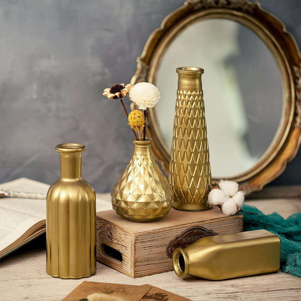 Forest Green Wohnzimmer einrichten: Quiet Luxury mit Gold-Akzenten website goldvasen1