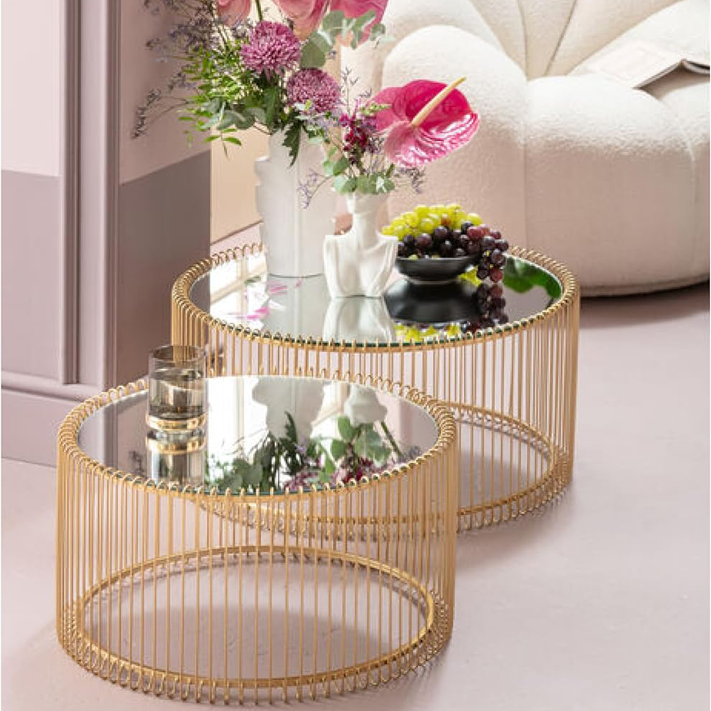 Forest Green Wohnzimmer einrichten: Quiet Luxury mit Gold-Akzenten website tischgold1